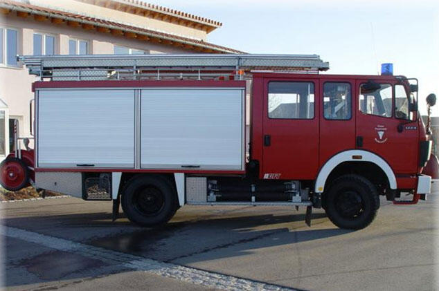 Löschgruppenfahrzeug mit eingeschobener Tragkraftspritze (LF16 TS)